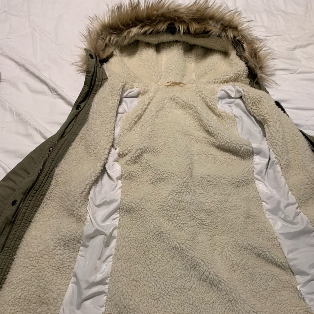 Hollister xs hooded parka with detachable faux fur - Picture 10 of 10